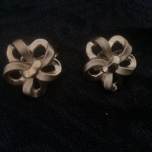 Goldtone trifari clip on vintage earrings excellent